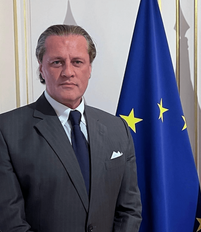 Jean Thannberger devant les drapeaux européen et français
